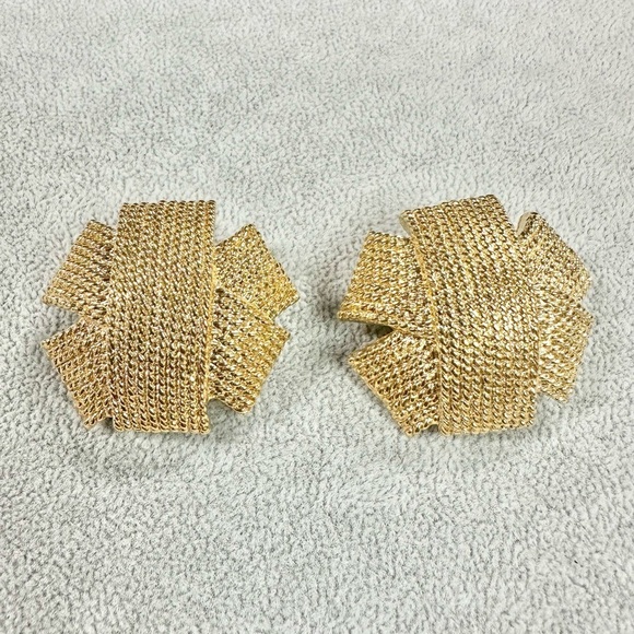 Vintage Avon Large Gold Tone Textured Chunky Statement Clip On Earrings - Picture 1 of 4